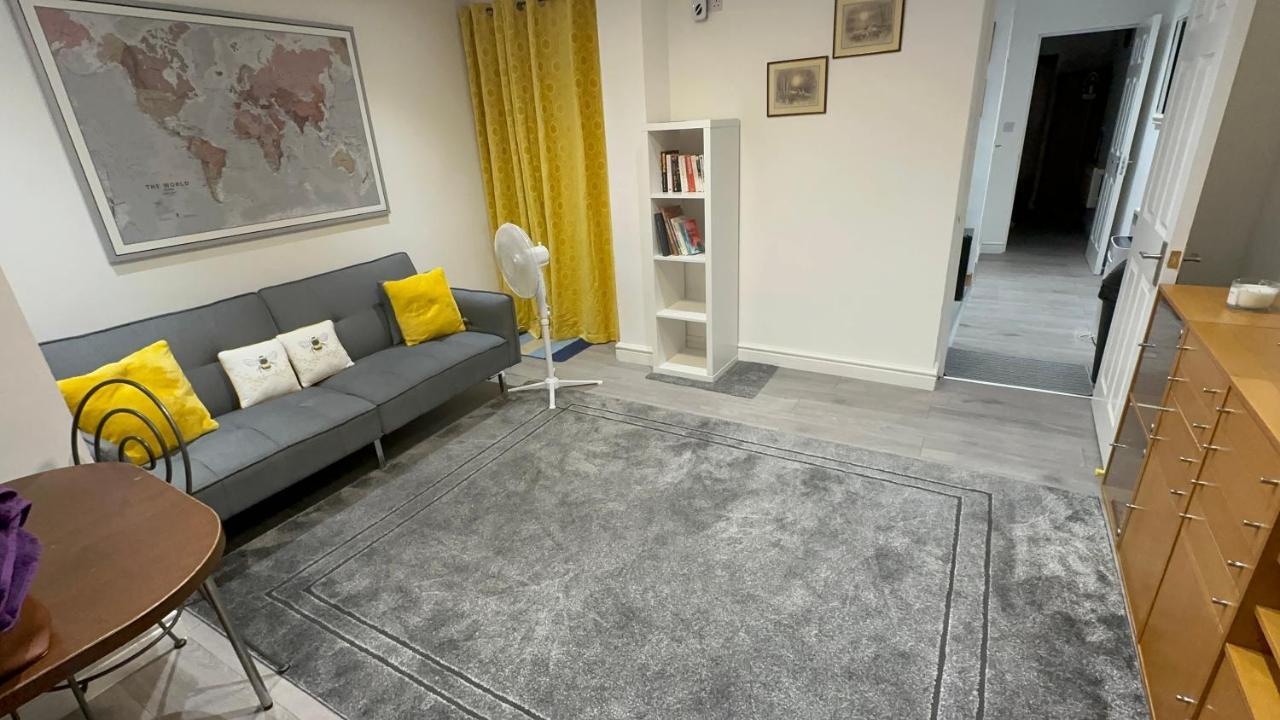 Entire One Double Bedroom Apartment Londen Buitenkant foto