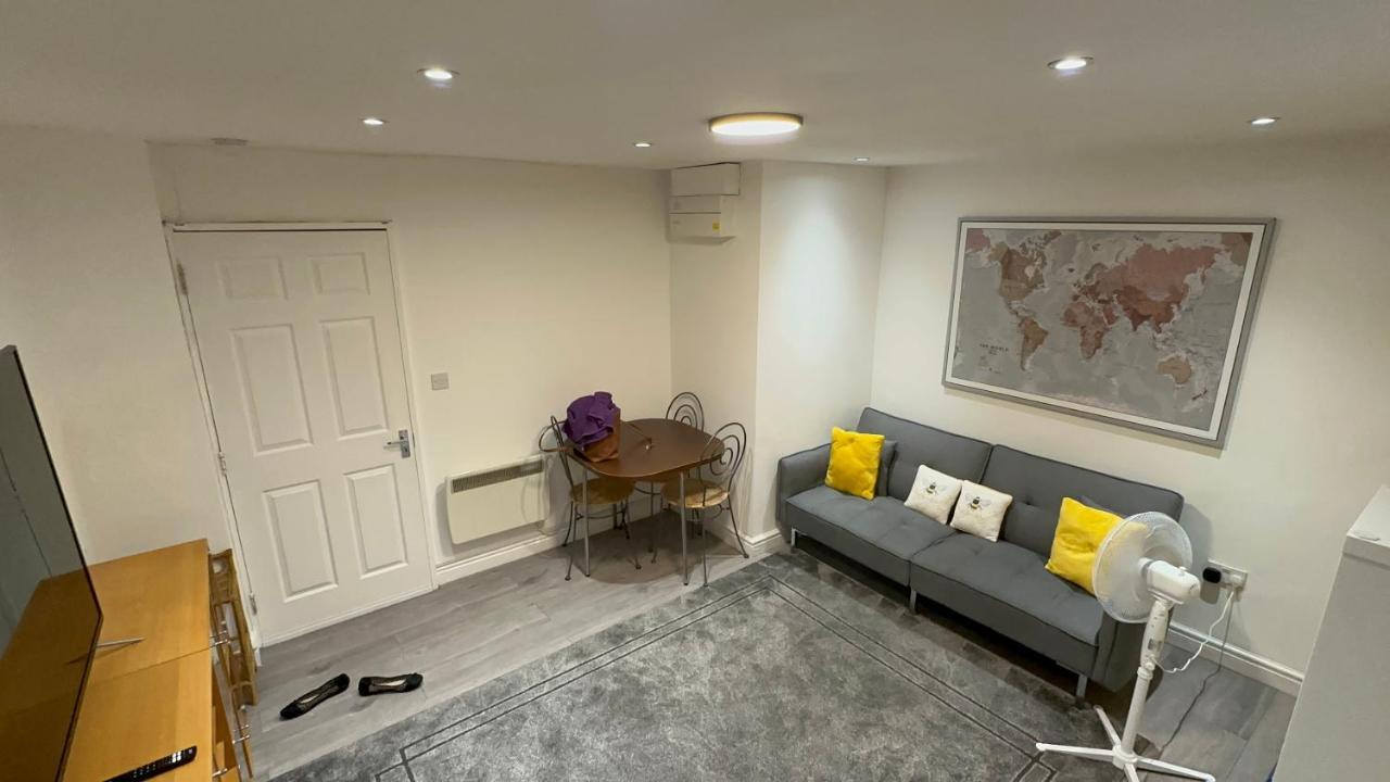 Entire One Double Bedroom Apartment Londen Buitenkant foto