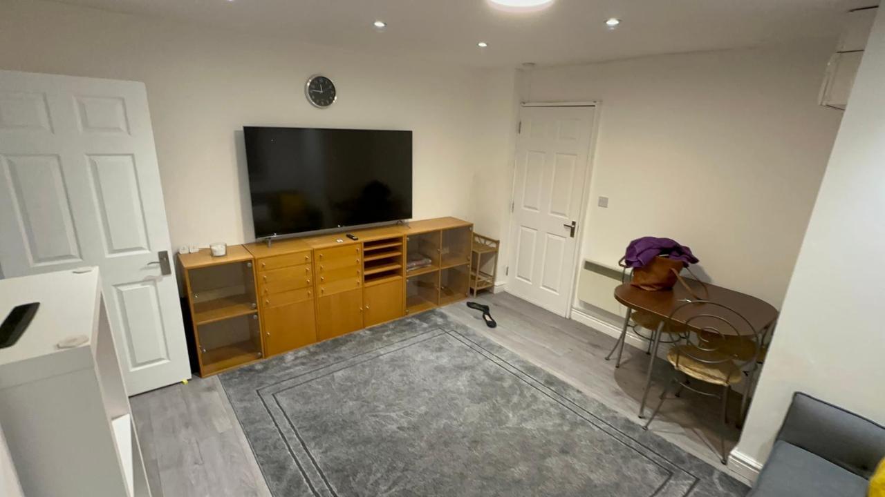 Entire One Double Bedroom Apartment Londen Buitenkant foto