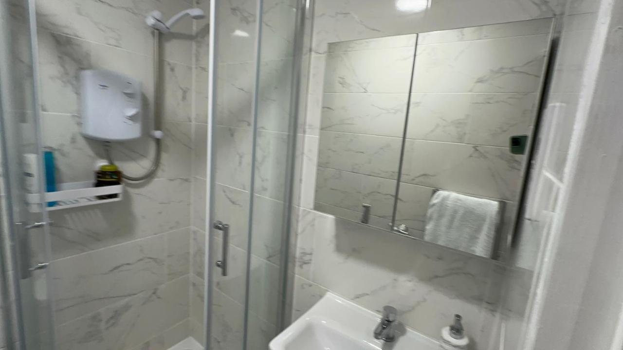 Entire One Double Bedroom Apartment Londen Buitenkant foto